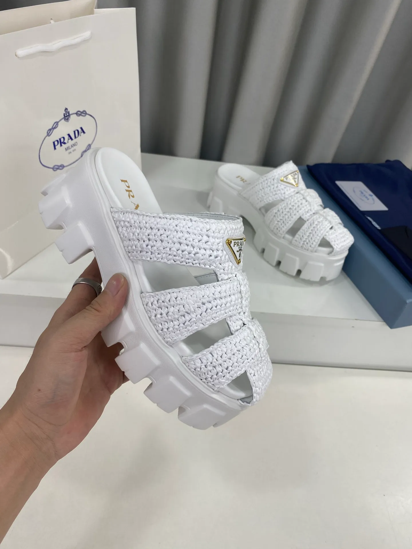 👟👟Ex-factory price 520👟👟 Prada's latest bamboo cage weaving thick-soled triangle buckle sandals☑️ Latest environmentally friendly PP material, fully hand-crocheted, just like knitting sweaters, slow work and meticulous work, retro fashionable thick-soled shoes, with woven uppers, making the whole pair of shoes light and comfortable, bright colors, satisfying various choices for fashionable people with different styles! The iconic metal triangle logo is paired with the shape of ancient beach sandals. Every design element is fashionable! Size: Women's 35-39 (34, 40, custom-made, non-returnable) Full set of counter original packaging